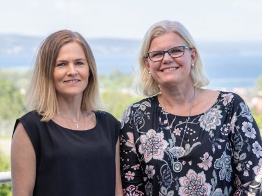 Erikshjälpens styrelseordförande Anna Lönn Lundbäck tillsammans med Cecilia Attefall Hjorth, tidigare styrelseordförande.
