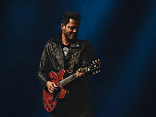 Joel Nunez med gitarr på scen.