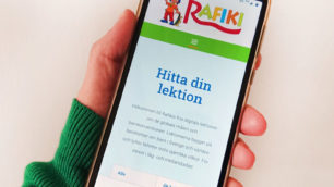 Hand som håller i en telefon med Rafiki på.