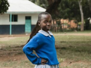 Susan som tittar in i kameran och står i en kraftfull posering.