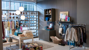 Erikshjälpen Second Hands butik i Lund city. Butikens produkter är prydligt upplagda, upphängda och upphängda på ställningar, bord och hyllor.