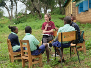 En fältstudent intervjuar några barn.