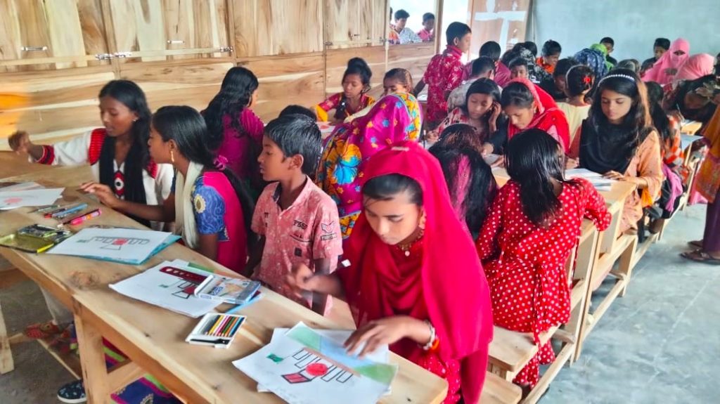 Barn som studerar i ett klassrum i Bangladesh.