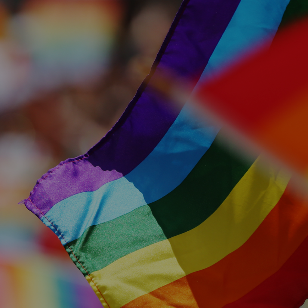 En regnbågsfärgad HBTQ flagga svajar i vinden.