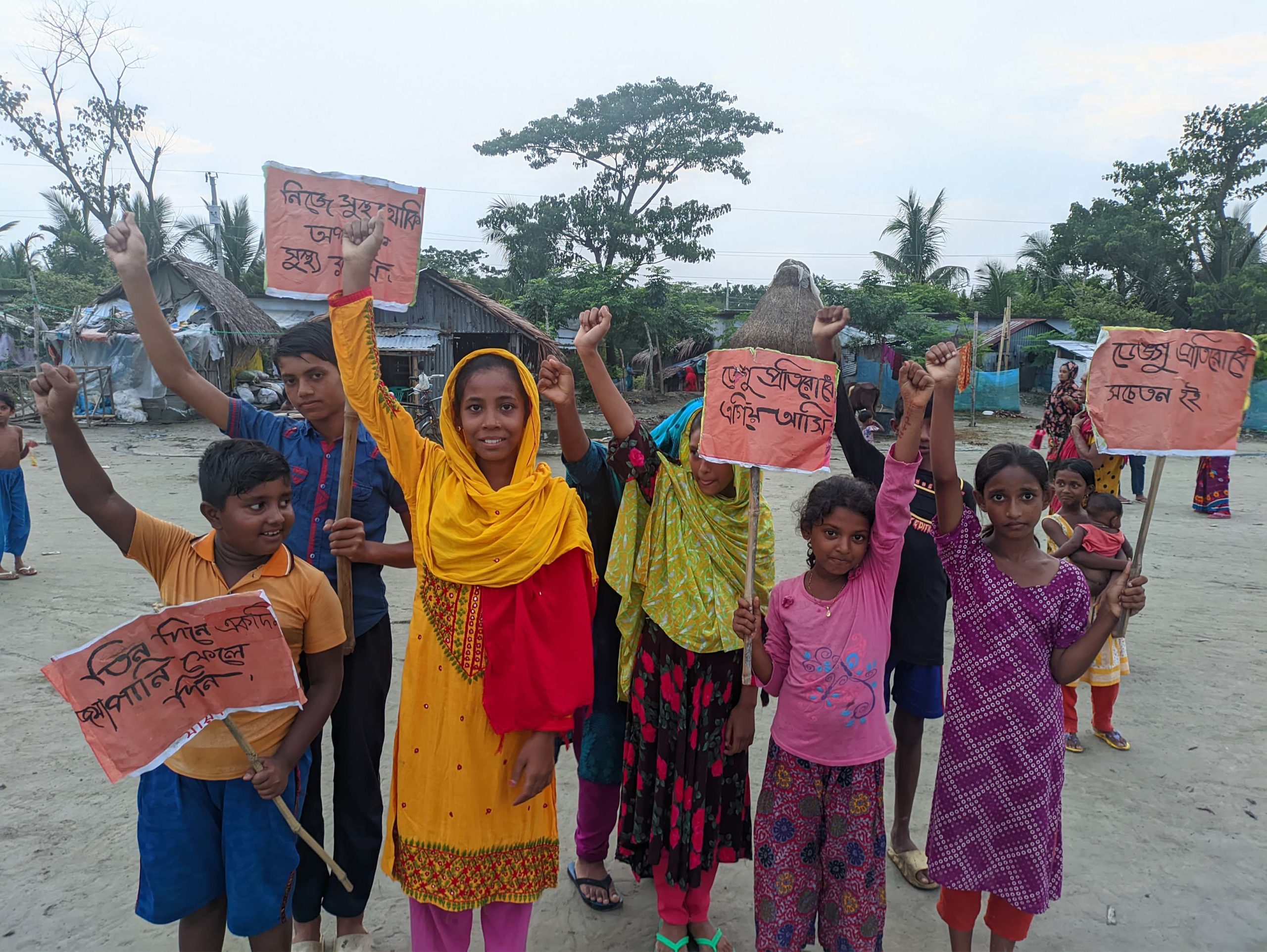 Barn i Bangladesh som är glada.