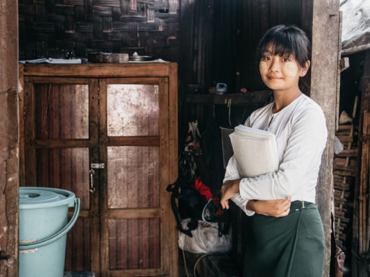 Maran Hkawn som tittar in i kameran.