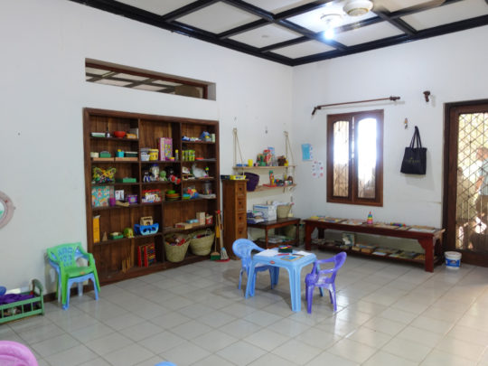 Ett ljust och luftigt lekrum i ett barnhem.