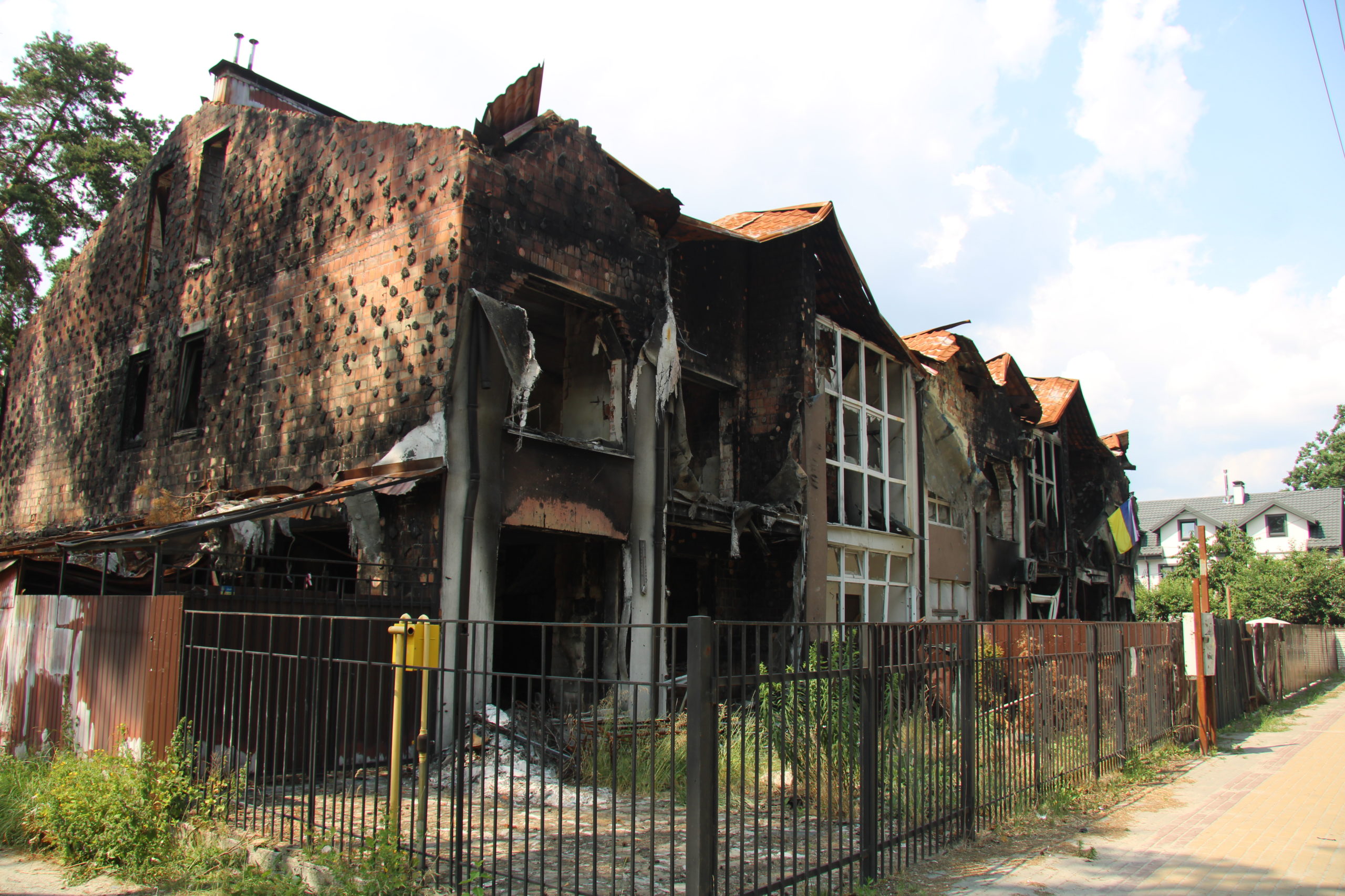 Hus i Ukraina som är svart av sot efter att ha blivit bombat.