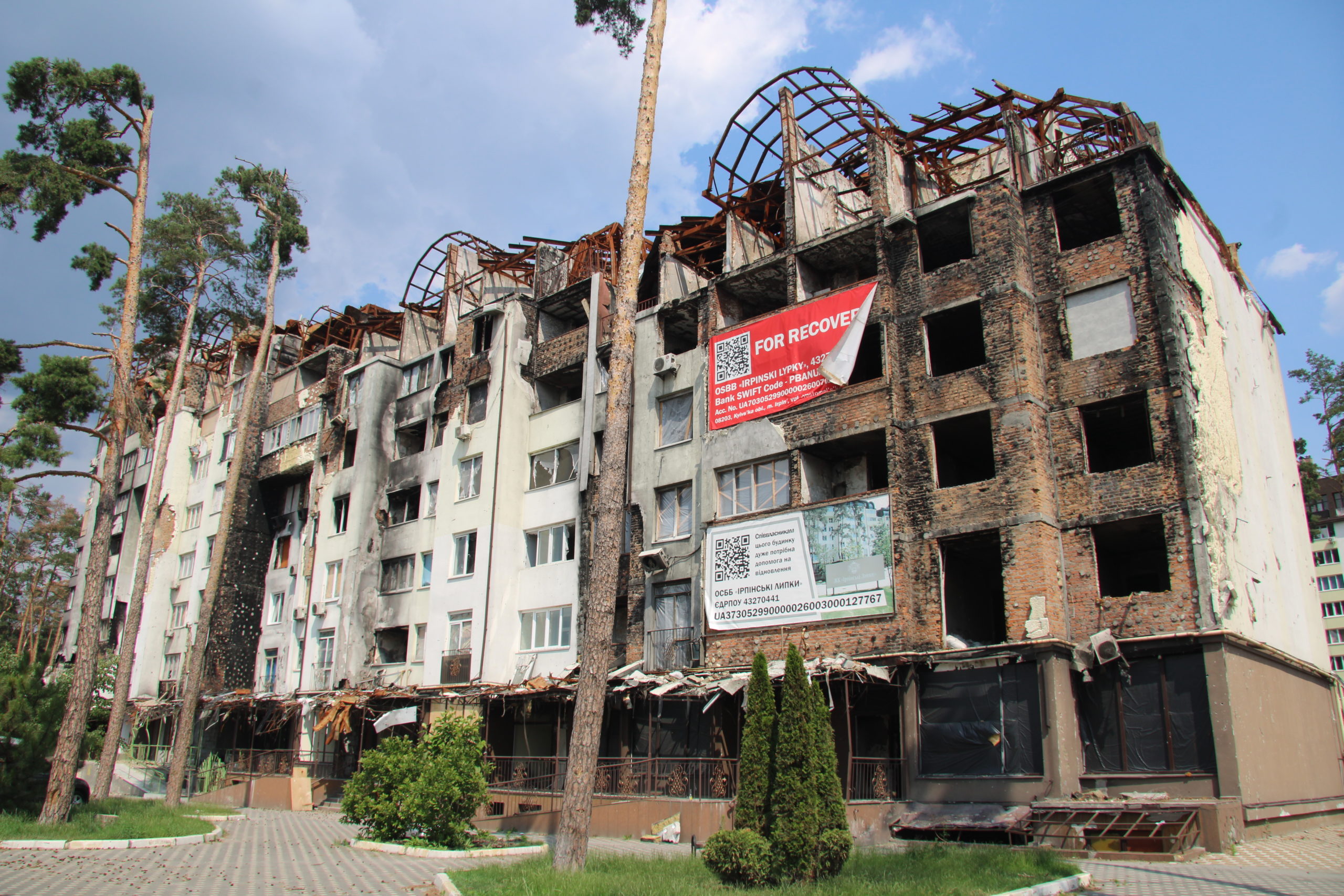 Förstörd byggnad i Ukraina efter bombning.