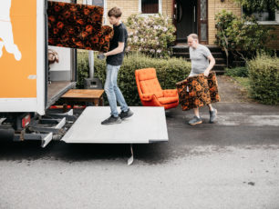 Människor bär in möbler in i lastbil från Erikshjälpen Second Hand.