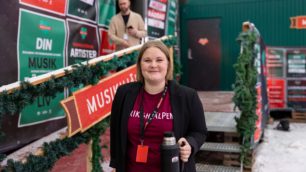 Anne Wachira utanför Musikhjälpens glasbur.