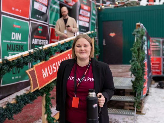 Anne Wachira utanför Musikhjälpens glasbur.