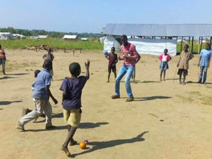 Barn som leker i flyktinglägret Bidi Bidi i Uganda.