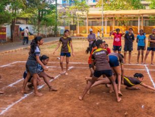 Barn som spelar Kabbadi i Indien.