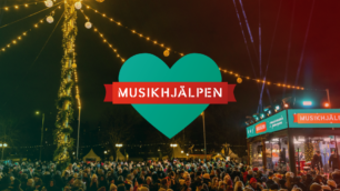 Musikhjälpens logotyp med glasburen och människor i bakgrunden.