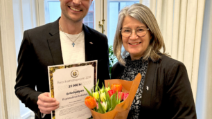 Håkan Giselsson och Birgitta Johansson tar emot pris.