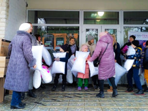 Ukrainska barn och deras föräldrar har tagit emot täcken och kuddar.