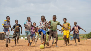 Pojkar spelar fotboll barfota i Burkina Faso.