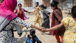 Flcikor dansar i ring på på en sandplan i Bangladesh.