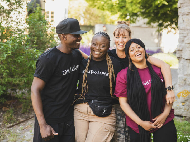 Ungdomar och vuxna från Erikshjälpens Framtidsverkstad ler mot kameran och håller om varandra. De står utomhus en solig dag under Almedalsveckan.