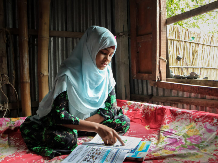 Mim Ahkter sitter hemma på golvet och studerar.