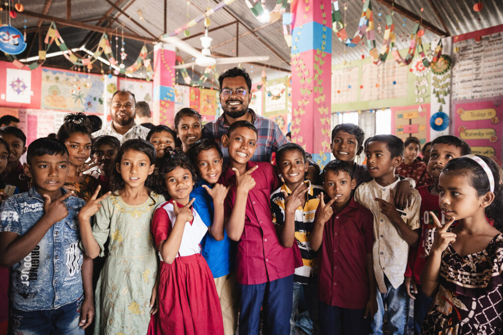 En skolklass tillsammans med sin lärare i Bangladesh.