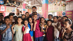 En skolklass tillsammans med sin lärare i Bangladesh.