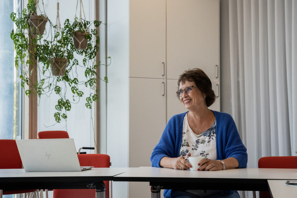 Gudrun Brunegård sitter vid ett konferensbord i Erikshjälpens lokaler.