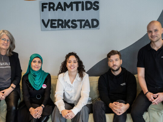 Personal från Erikshjälpen Framtidsverkstad sitter i en soffa.