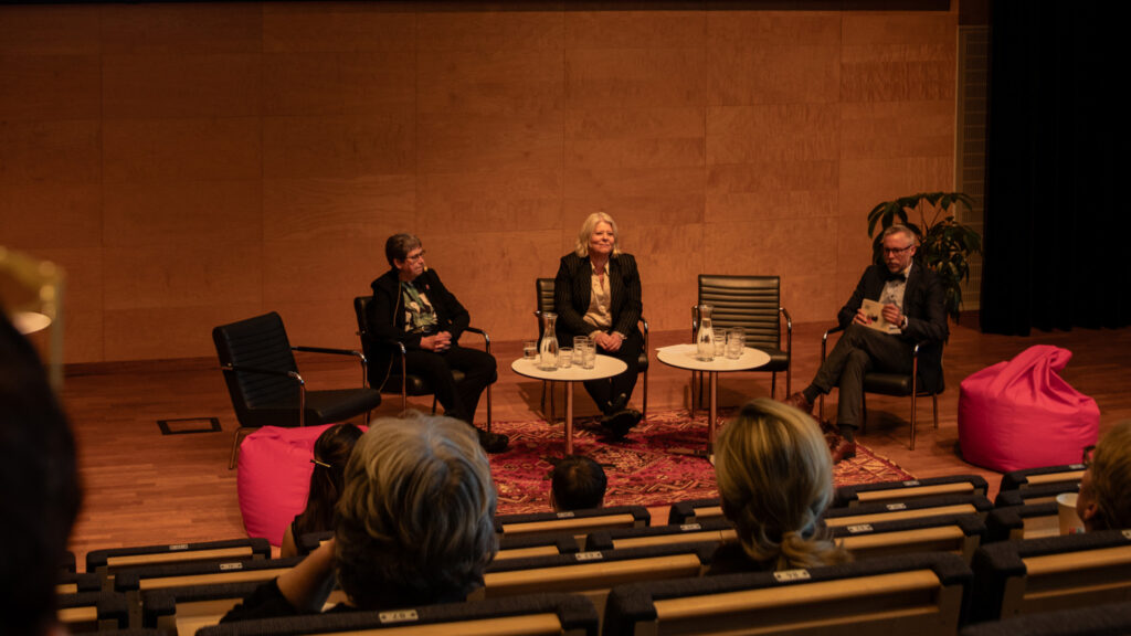 På scen Jönköpings Läns landshövding Brittis Benzler, socialtjänstminister Camilla Waltersson Grönvall och Erikshjälpens generalsekreterare Mattias Ingeson.