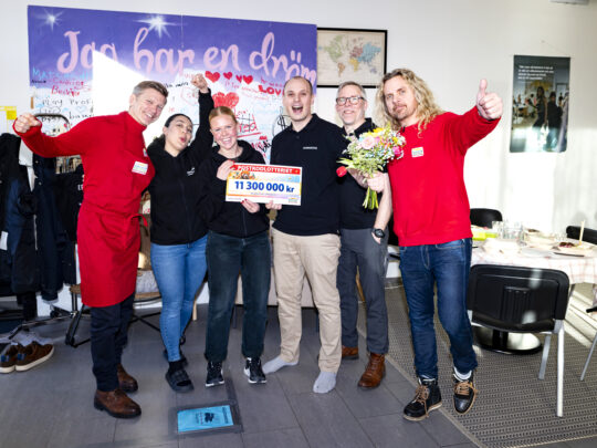 Erikhjälpen och Postkodlotteriet som håller i värdechecken