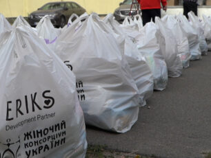 Kassar med nödhjälpspaket inuti som har Erikshjälpens logotyp på sig.