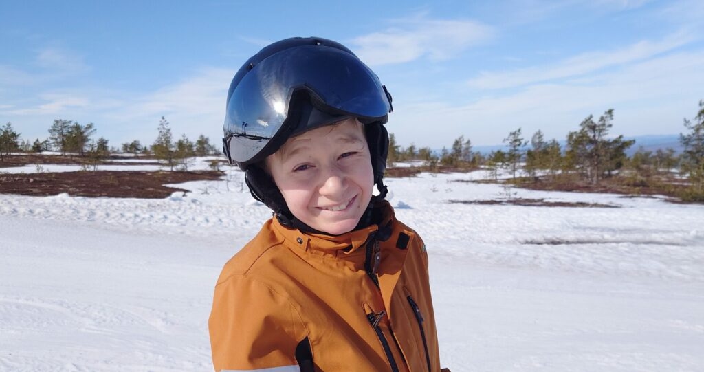 Svante Wendal som står i en skidbacke