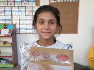 Alexandra som visar upp en teckning.