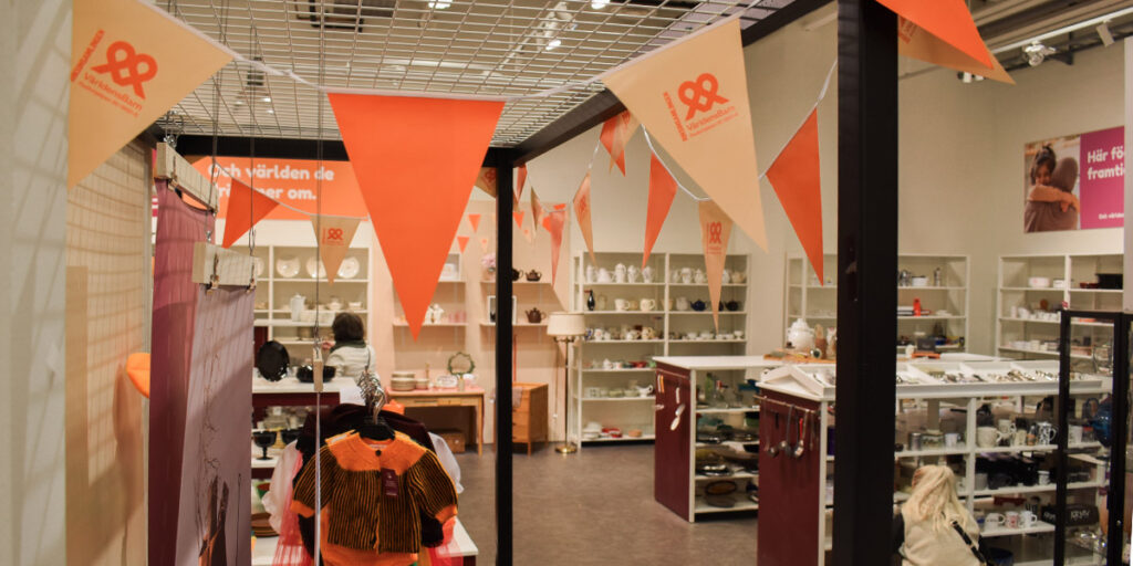 Erikshjälpen Second Hand är pyntat med vimplar med Världens Barns logga.