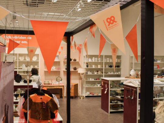 Erikshjälpen Second Hand är pyntat med vimplar med Världens Barns logga.