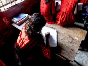 Flickar studerar vid skolbänkar i Bangladesh. 