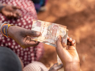 Pengar byter händer.