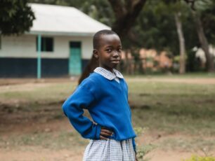 Susan tittar självsäkert in i kameran.