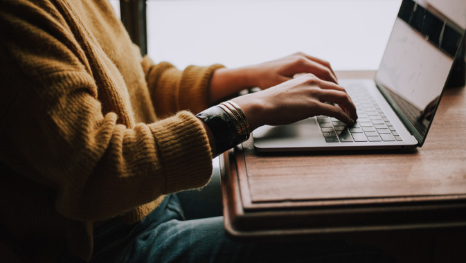 En person som arbetar vid en laptop.