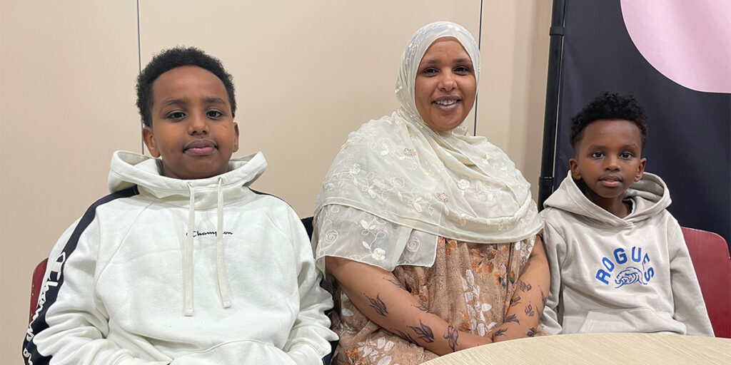 Mamma Ruun besöker föräldrakraft tillsammans med barnen Geedi och Madhi.