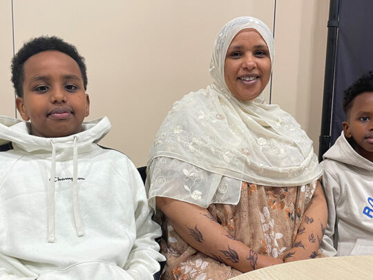 Mamma Ruun besöker föräldrakraft tillsammans med barnen Geedi och Madhi.