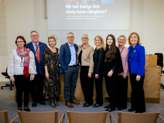 Gudrun Brunegård (Christian Democrats) Olle Thorell (Social Democrats) Åsa Regnér (Save the Children) Mattias Ingeson (Secretary-General Erikshjälpen) Monica Lorensson (Plan) Karin Strömstedt (Unicef) Yasmine Ericsson (Sweden Democrats) Carina Ödebrink (Social Democrats) Pernilla Baralt (Unicef)