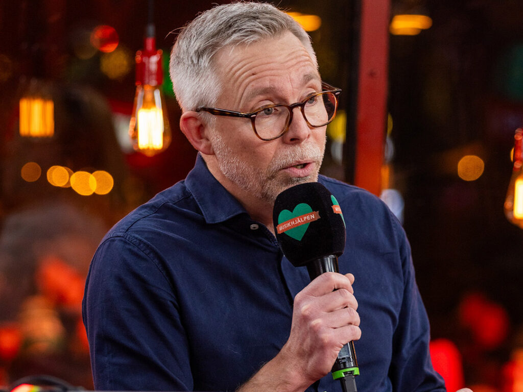 Erikshjalpen Secretary-General Ingeson in the glass cage at Musikhjalpen