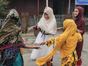 Mim Ahkter leker med vänner på skolgården.