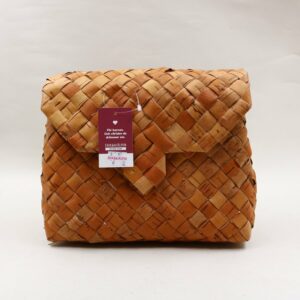 En brun näverväska med en Erikshjälpen Second Hand prislapp på.