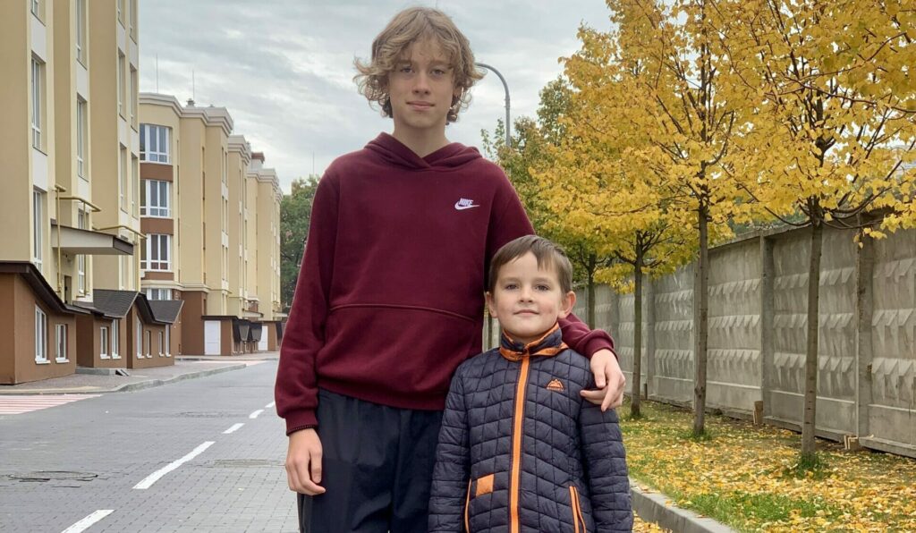 Timofyj tillsammans med sin lillebror.