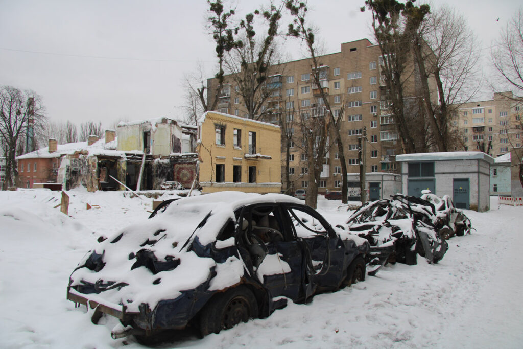 Utbrända bilvrak och förstörda hus till följd av en ryska raketattack i en förort till Kiev.