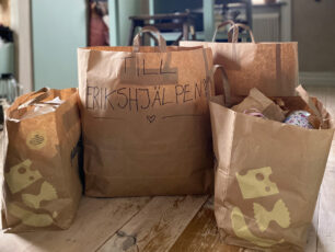 Några påsar med prylar och textil - redo att lämnas till Second Hand.