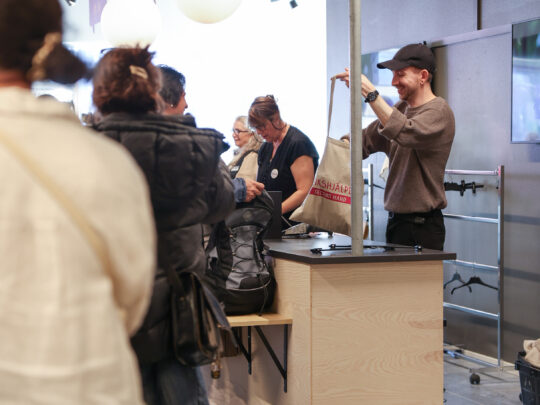 Kunder köar till kassadisken i Erikshjälpens second hand-butik på Backaplan.